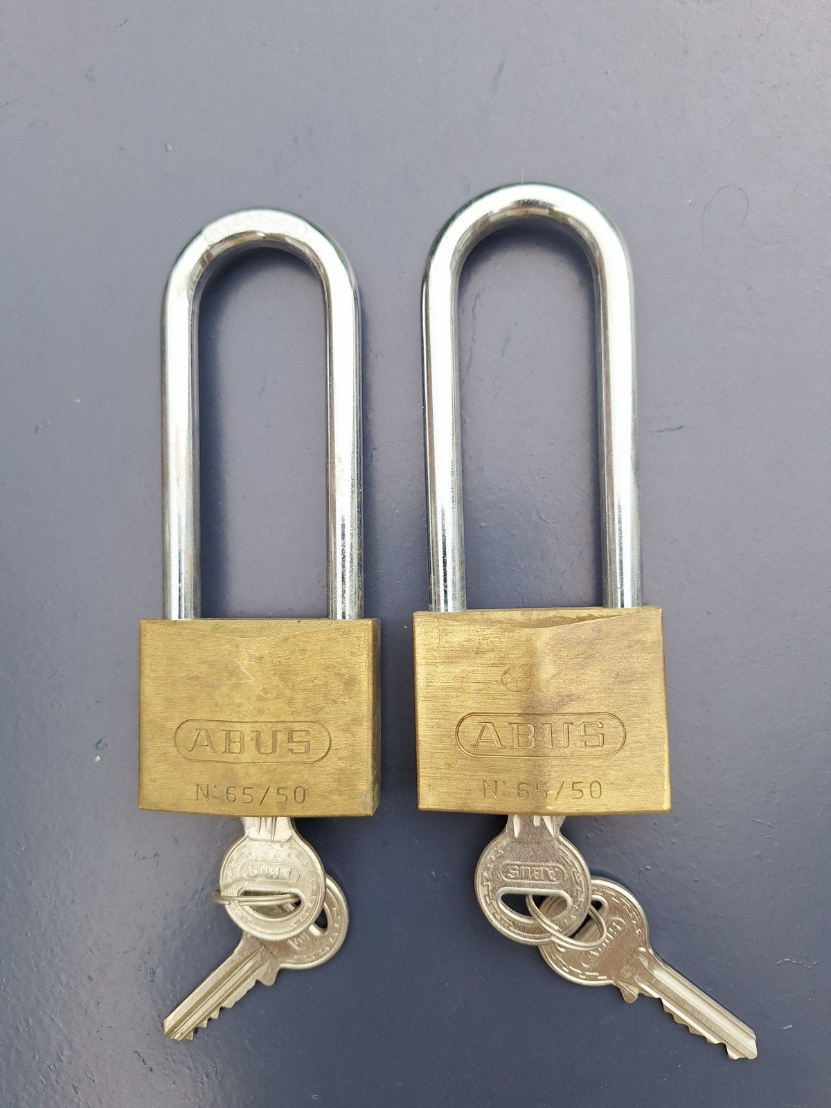 ABUS Hangsloten N 65/50 - Set van 2 met sleutels, Ophalen of Verzenden, Gebruikt, Koper of Messing, Slot