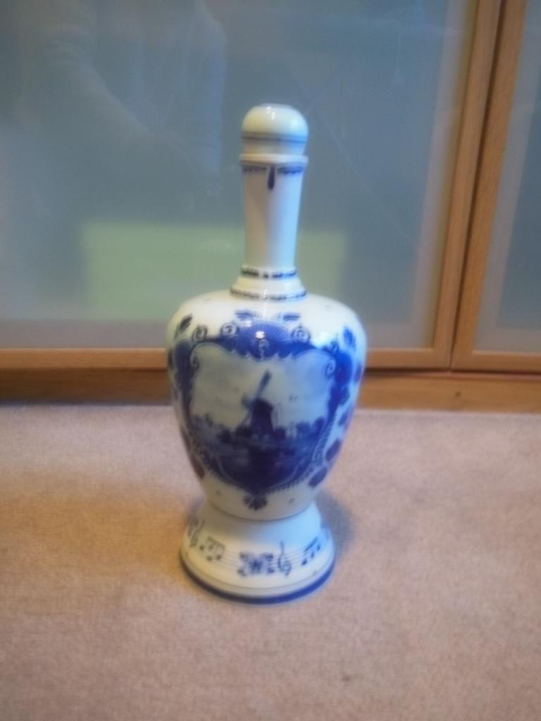 WIJNFLES DELFTSBLAUW met speeldoos -DE KORENEAR SCHIEDAM, Ophalen of Verzenden