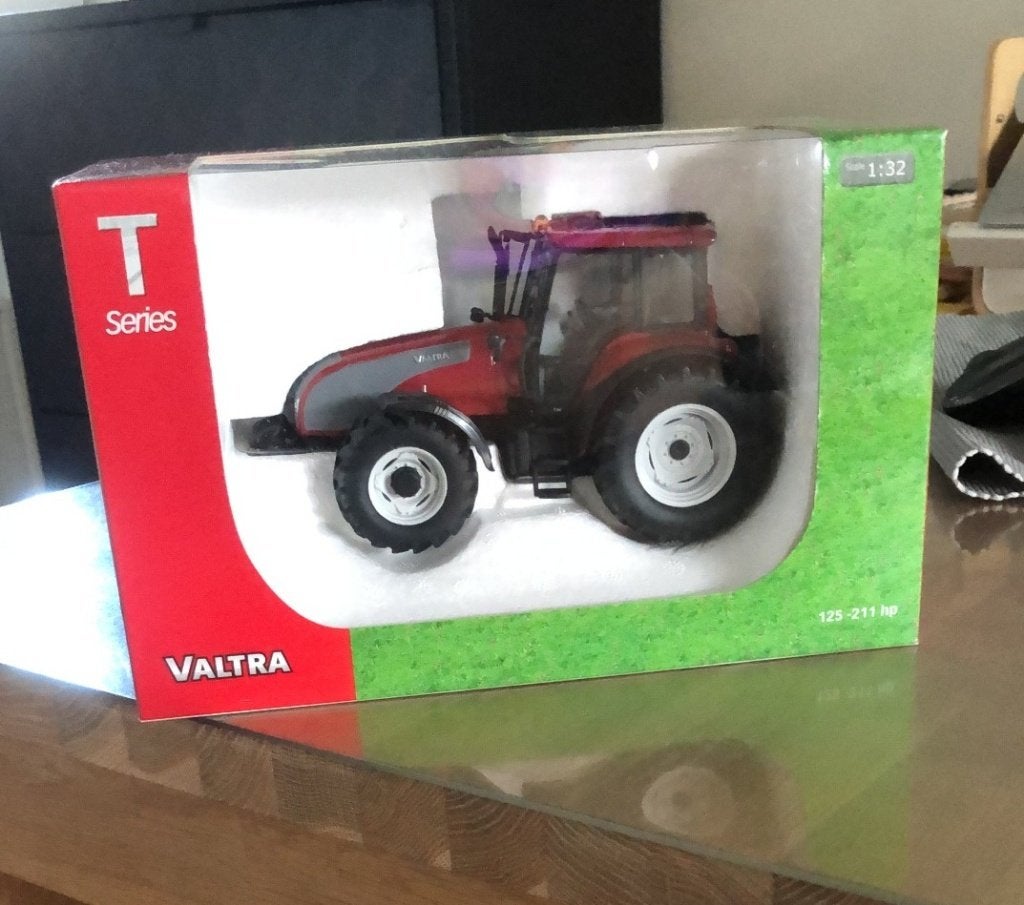 Valtra Valmet T rood van UH, Hobby en Vrije tijd, Modelauto's | 1:32, Ophalen, Nieuw, Tractor of Landbouw, Universal Hobbies