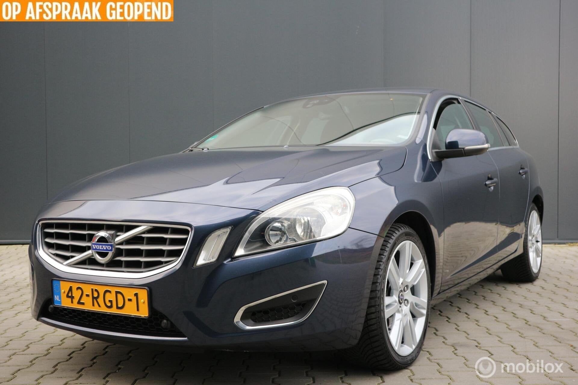 Volvo V60 2.0T Momentum AUTOMAAT/ECC/NAVIGATIE/TREKHAAK/NAP, Auto's, Volvo, Euro 5, 4 cilinders, Blauw, Origineel Nederlands