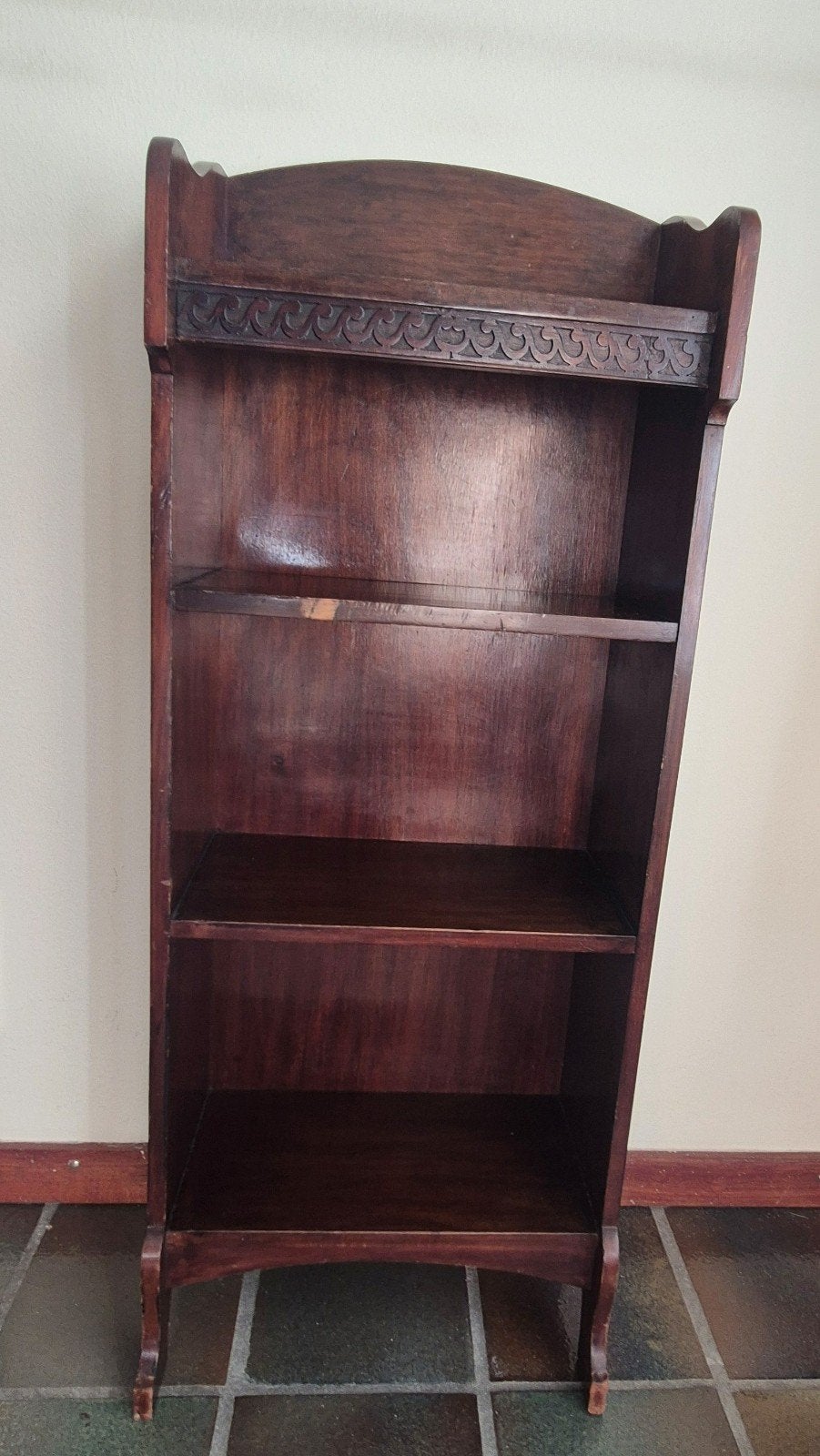 Antieke houten boekenkastje met sierlijke details, Huis en Inrichting, Ophalen, Met plank(en), Minder dan 50 cm, Gebruikt