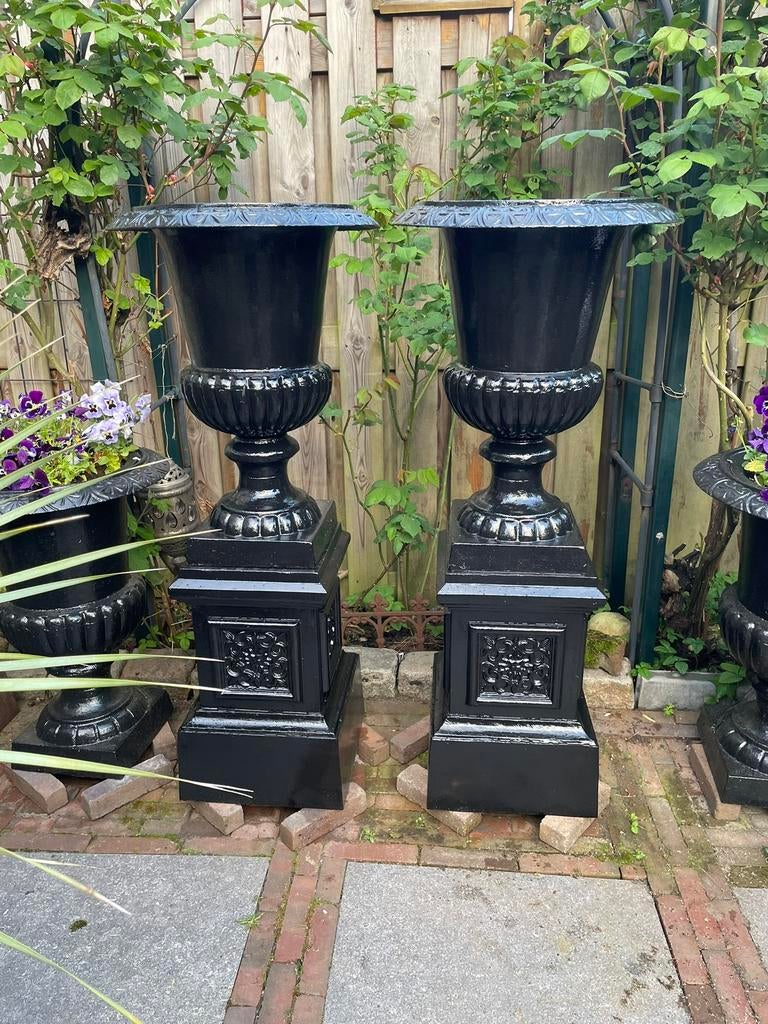 2 gietijzeren tuinvazen bloempotten op console sokkel, Tuin en Terras, Ophalen, Zo goed als nieuw