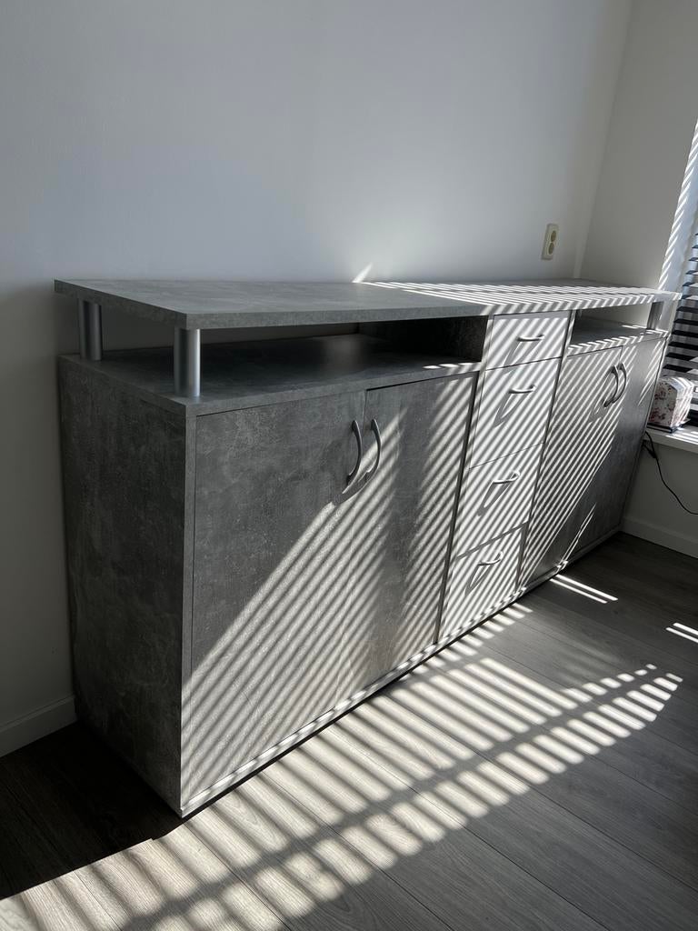 Modern dressoir met lades en deuren, betonlook, Huis en Inrichting, Kasten | Dressoirs, Ophalen, Overige materialen, Zo goed als nieuw