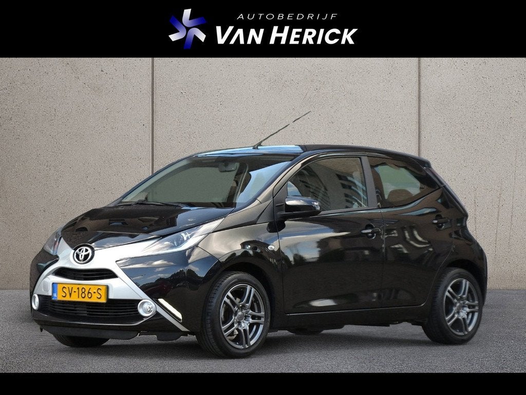 Toyota Aygo 1.0 VVT-i x-nav | Navigatie | Achteruitrijcamera, Voorwielaandrijving, Stof, Gebruikt, 4 stoelen