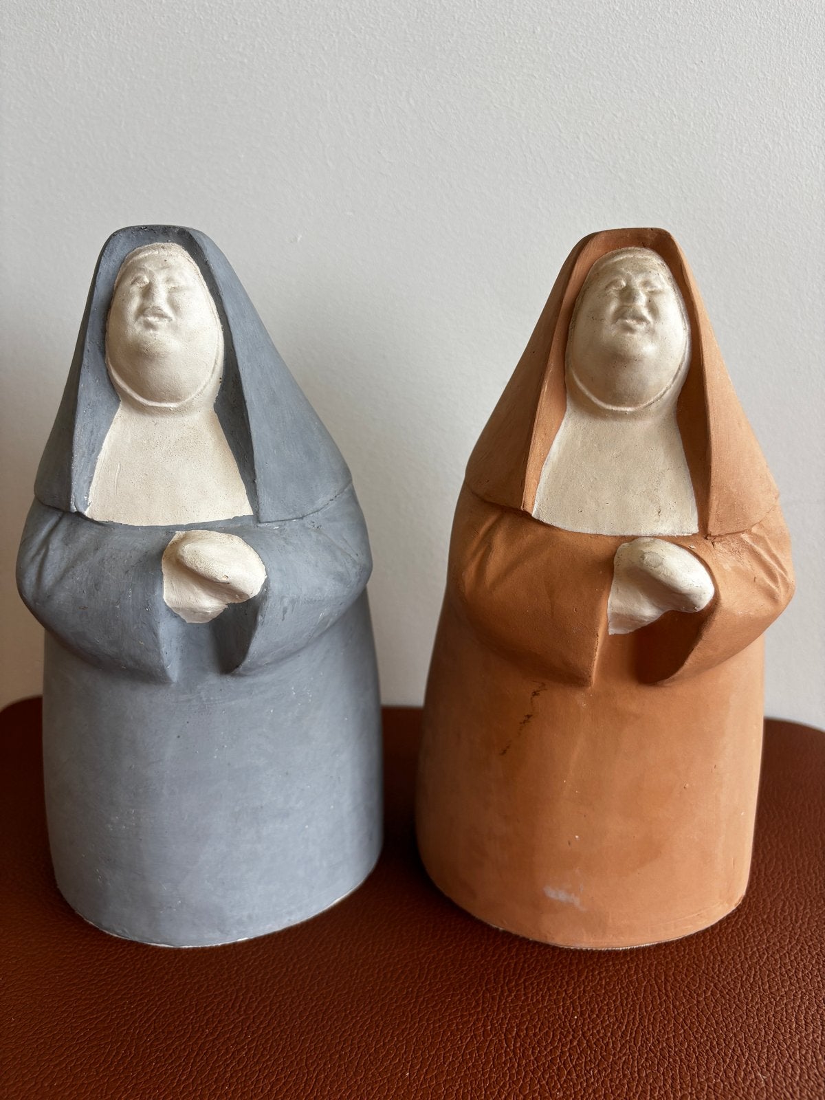 Handgemaakte Terracotta Nonnen Beelden - Holland Art Gallery, Antiek en Kunst, Ophalen of Verzenden, Handgemaakt, 20 - 50 cm, Steen of Keramiek