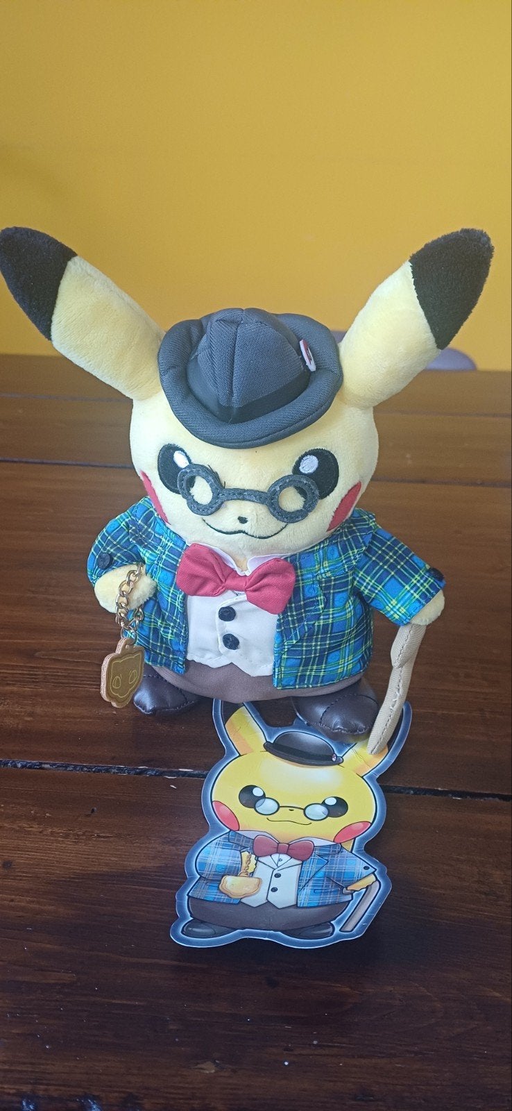 Gentleman Pikachu Pokemon Center plush knuffel promo, Hobby en Vrije tijd, Ophalen of Verzenden