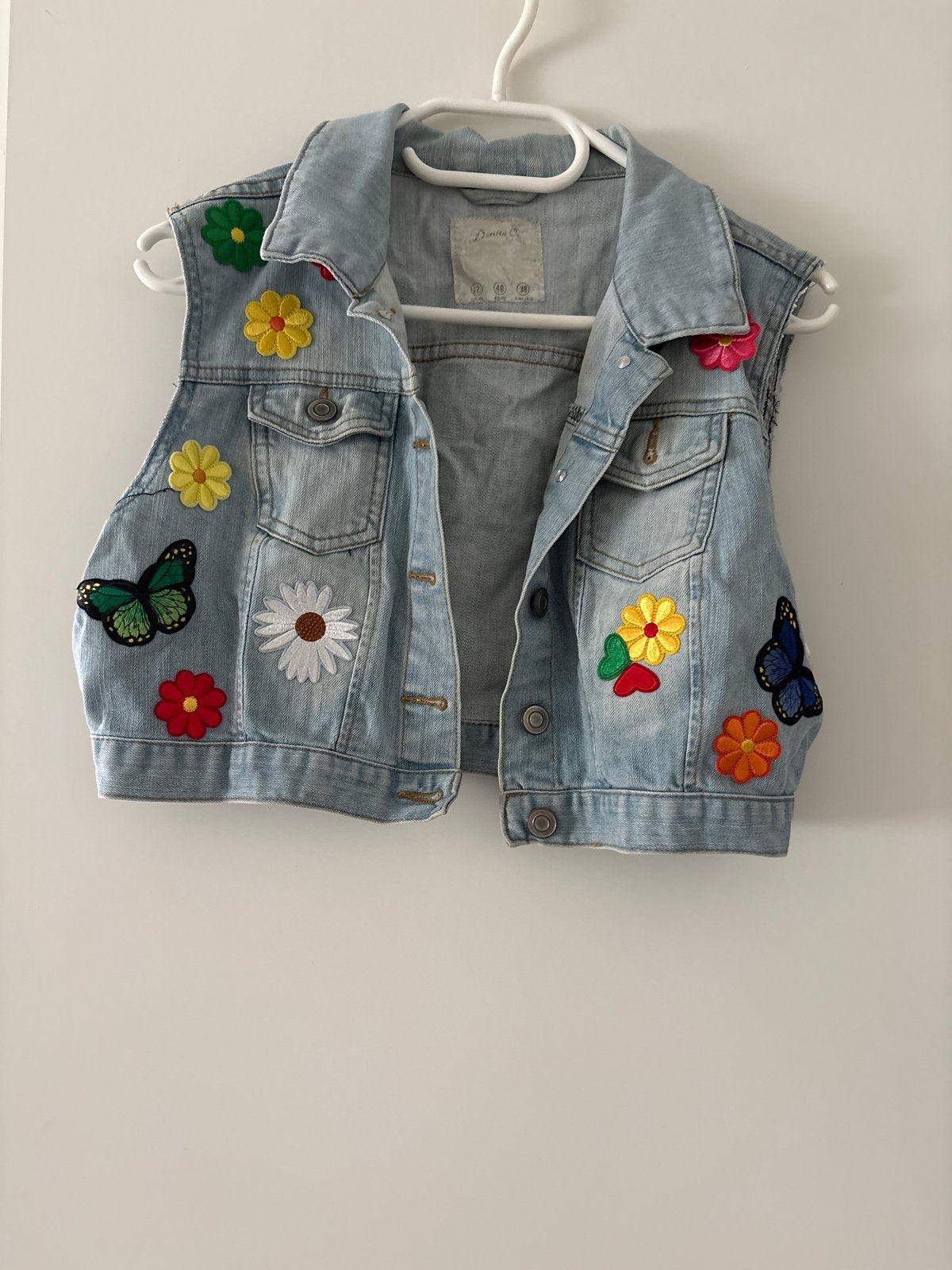 Uniek spijkerjasje met kleurrijke patches, Kleding | Dames, Ophalen, Zo goed als nieuw, Carnaval