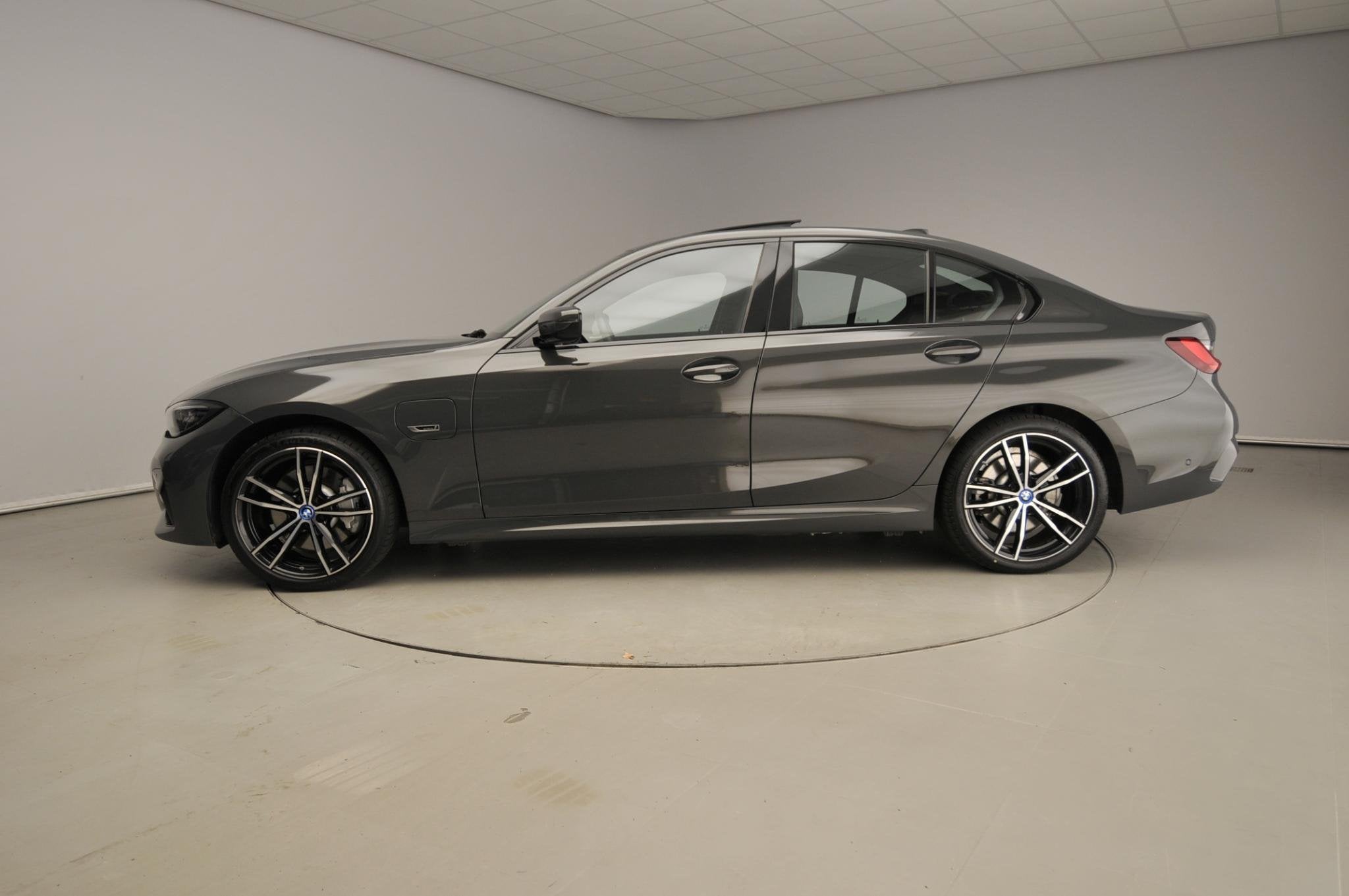 BMW 3 Serie Sedan 330e | M-Sportpakket | Laserlicht | Leder, Auto's, Achterwielaandrijving, Gebruikt, Euro 6, 4 cilinders