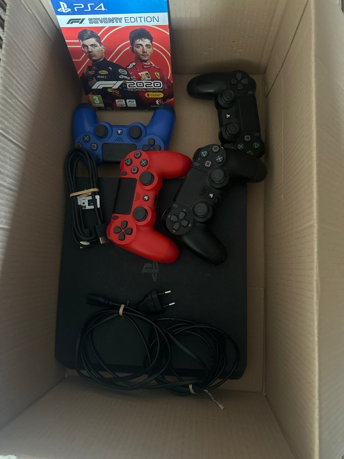 PlayStation 4 Slim met 4 controllers en F1 2020