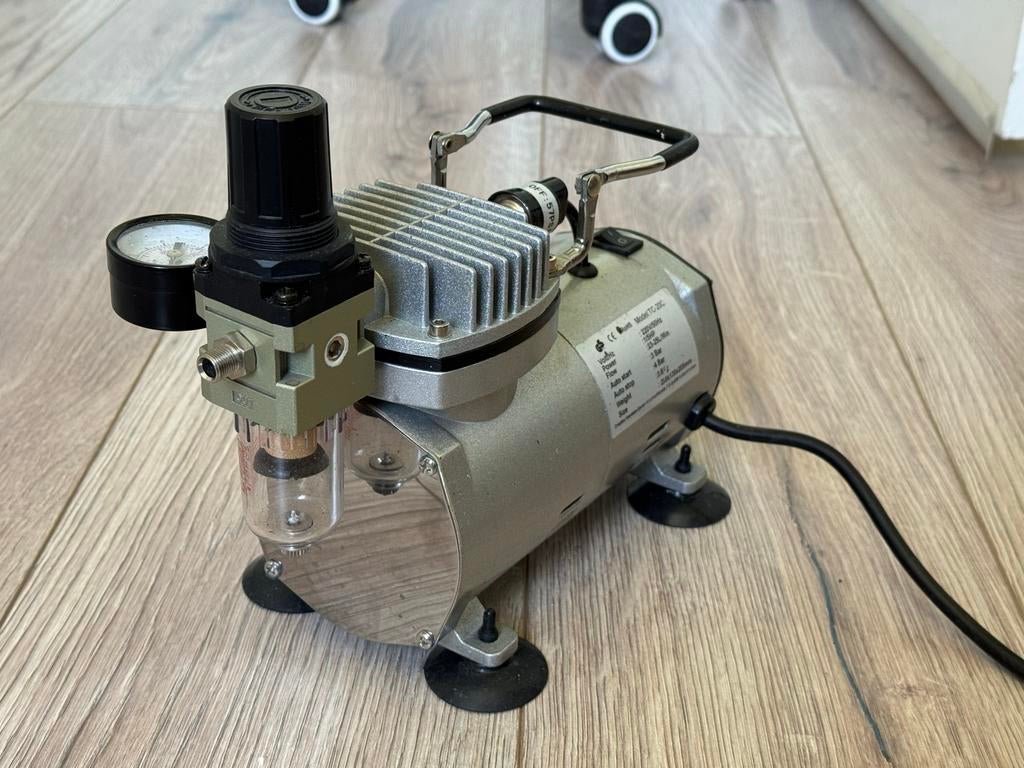 RoHC TC-20C Airbrush Compressor - Compact & Stil, Gebruikt, Ophalen of Verzenden, Minder dan 200 liter/min, Olievrij