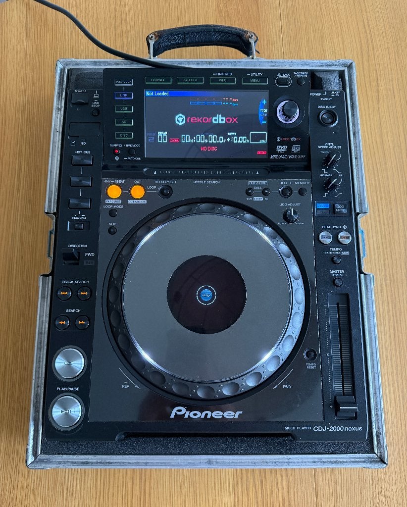 Pioneer CDJ2000NXS with Roadcase