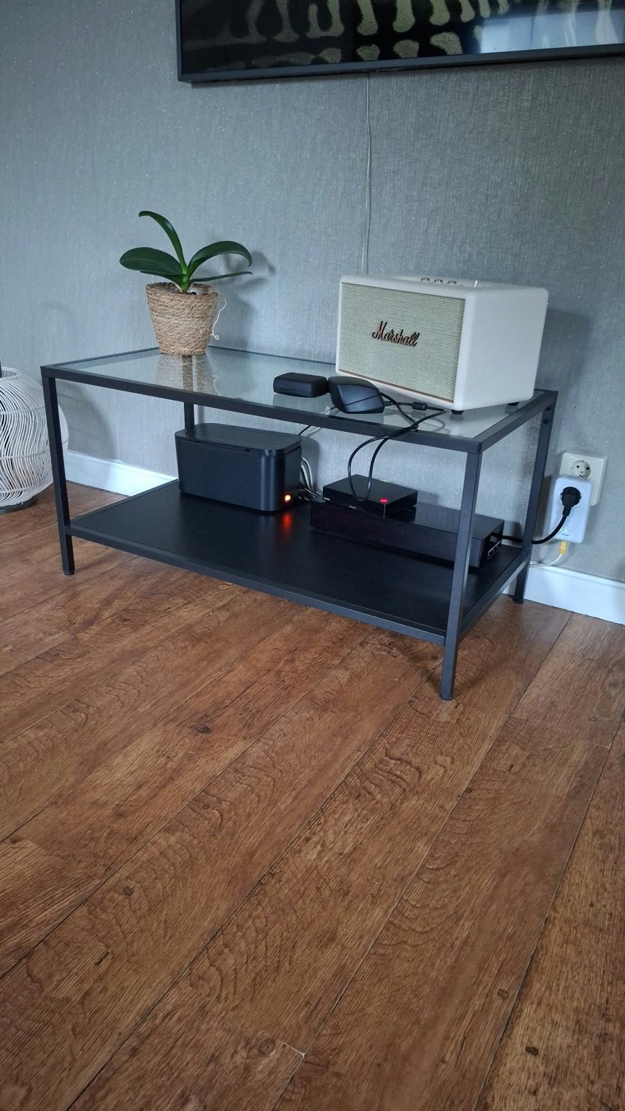 Gratis af te halen: Modern zwart TV meubel met glazen blad, Ophalen, Gebruikt, 100 tot 150 cm, Minder dan 100 cm