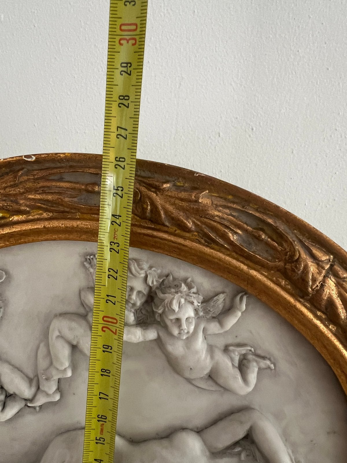 Ovaal reliëf faux marmer met slapende vrouw en cherubijnen, Antiek en Kunst, Ophalen of Verzenden