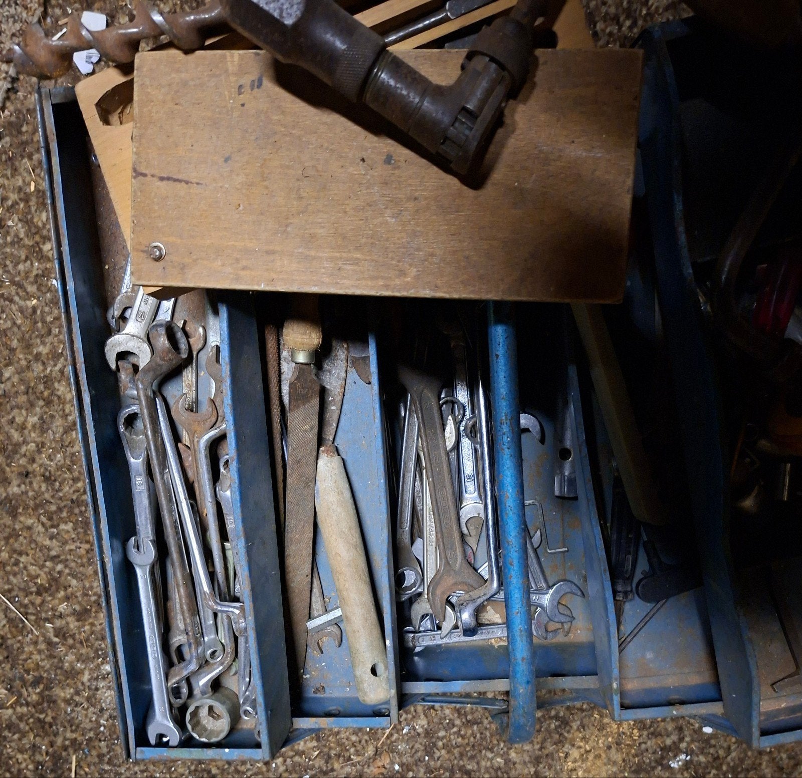 metalen gereedschap kist met inhoud, Ophalen