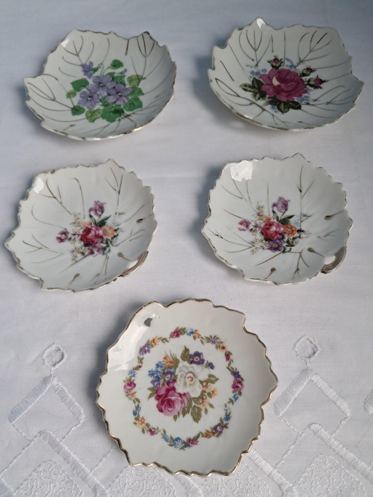 Vintage porseleinen bladvormige snuisterijschaaltjes., Antiek en Kunst, Ophalen of Verzenden