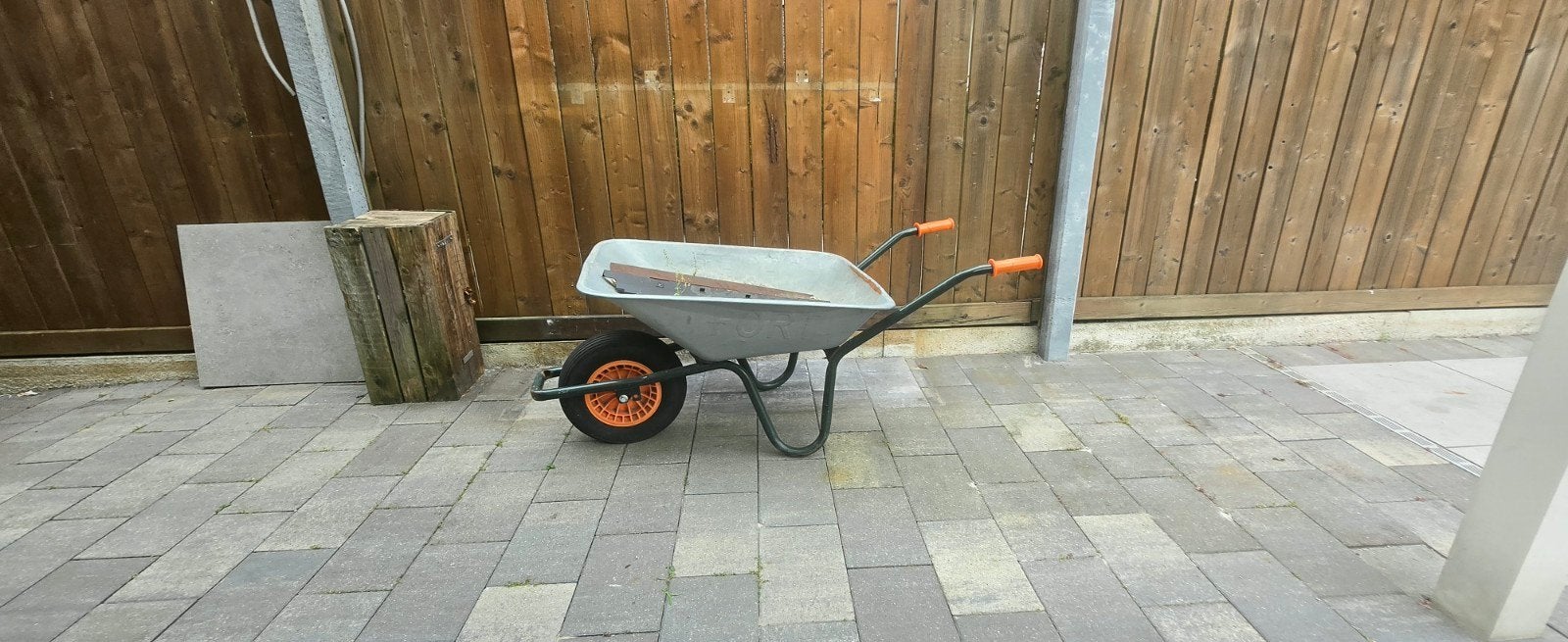 Used Altrad Fort Garden Wheelbarrow /Gebruikte Fort Kruiwage, Ophalen, Gebruikt, Beton, Terrastegels