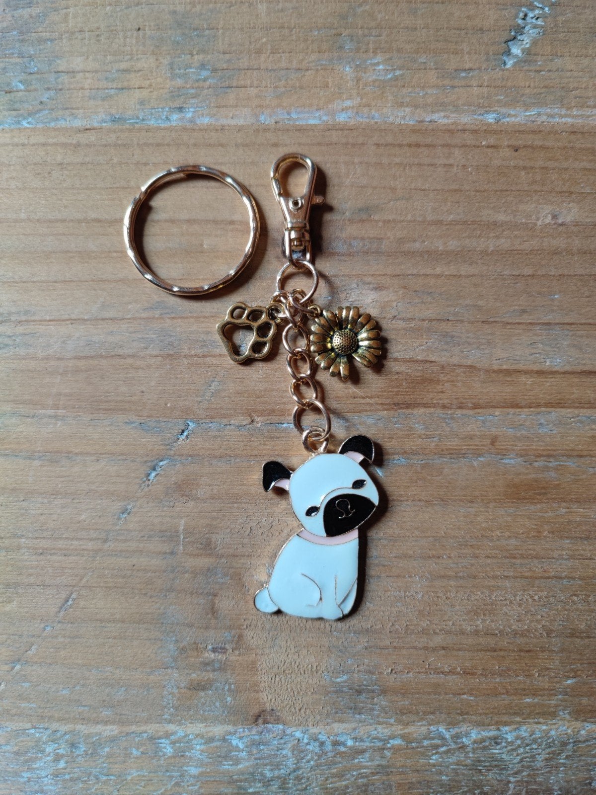 Nieuwe sleutelhanger met schattige mopshond en bedels, Verzamelen, Ophalen of Verzenden, Nieuw, Dier of Natuur