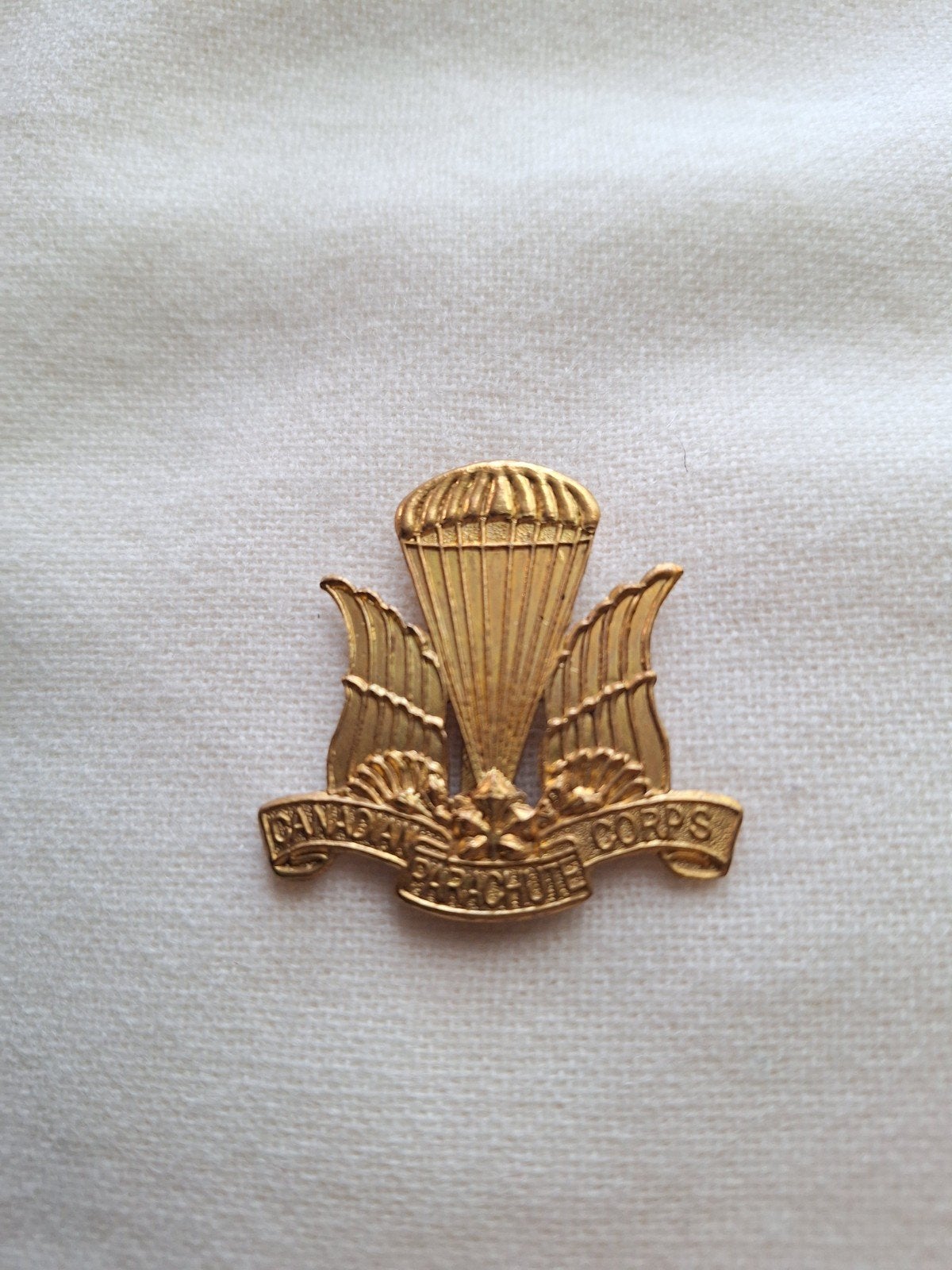Canadian Parachute Corps capbadge repro WO2 type, Verzenden, Landmacht, Engeland, Embleem of Badge