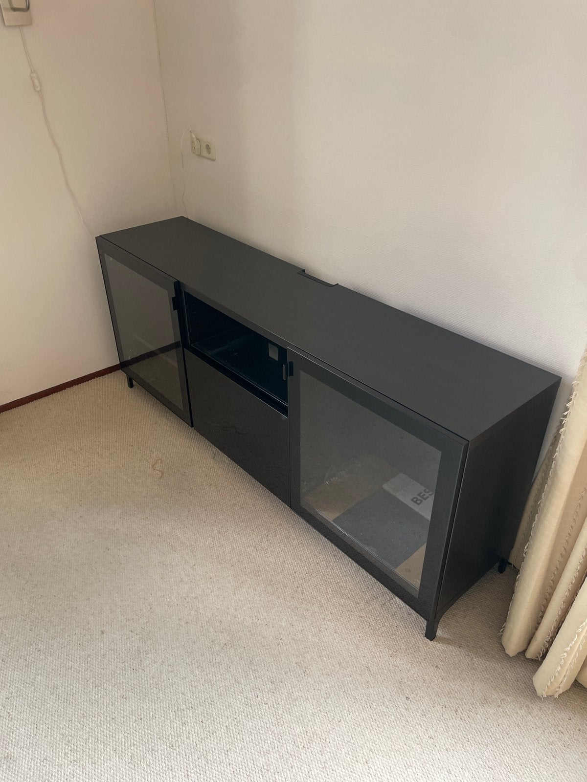 Zwart TV-meubel met glazen deuren, Ophalen, Gebruikt, 150 tot 200 cm, Minder dan 100 cm
