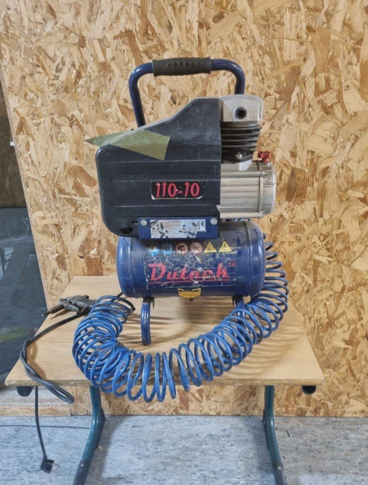 Compacte en mobiele luchtcompressor met luchtslang, Doe-het-zelf en Verbouw, Compressors, Gebruikt, 6 tot 10 bar, Ophalen of Verzenden
