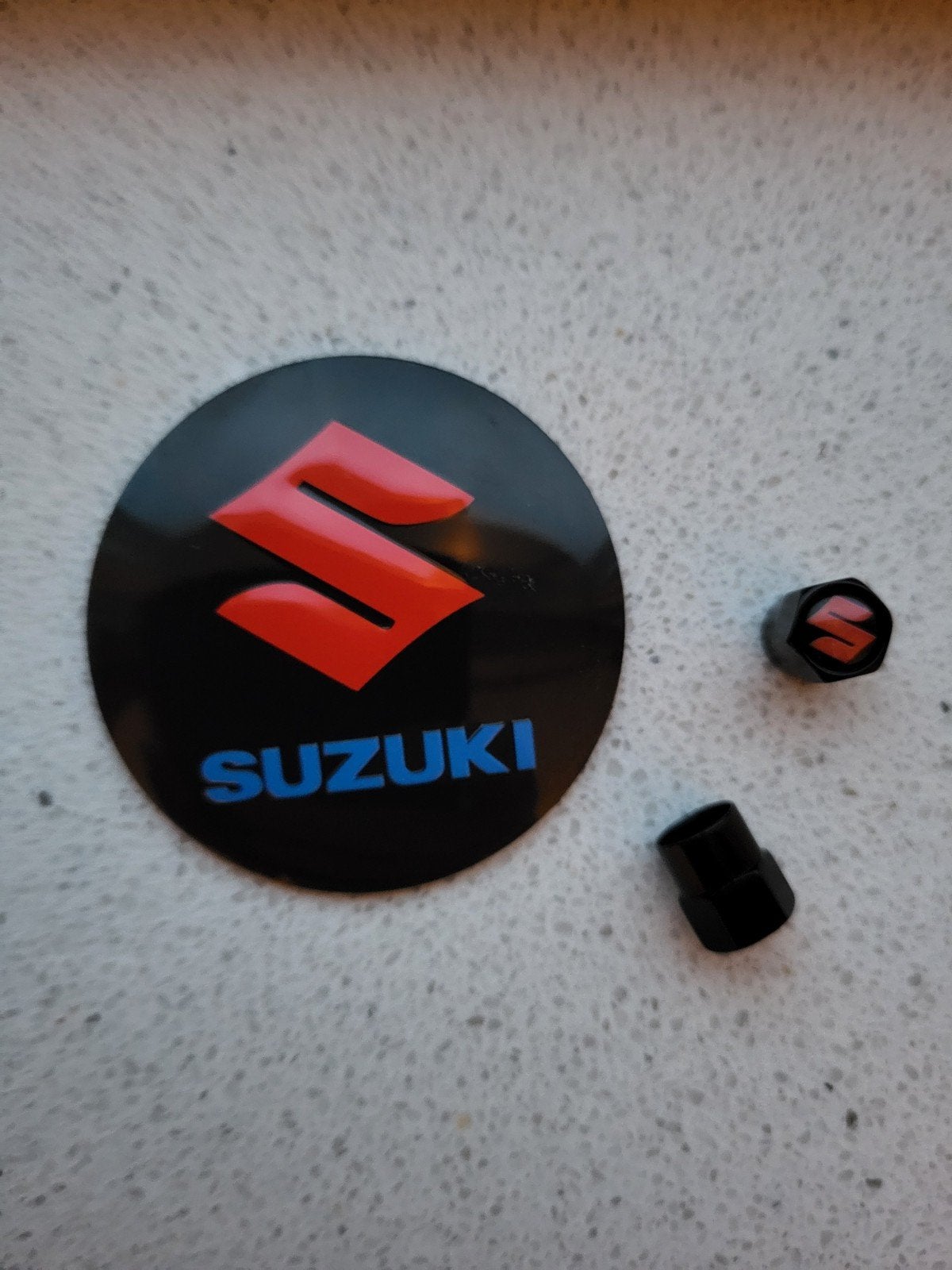 Set van 4 aluminium Suzuki wieldopstickers en ventieldoppen., Ophalen of Verzenden, Nieuw