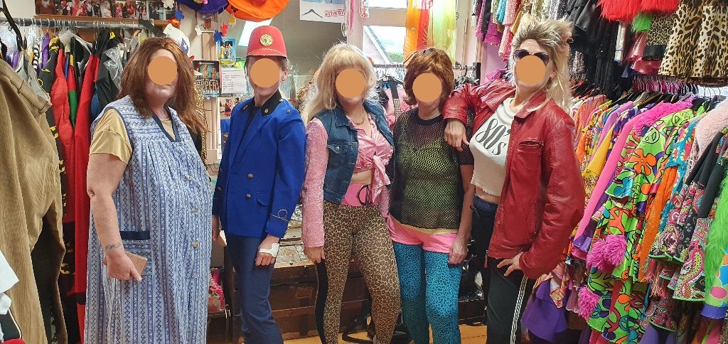 fam flodder outfits te huur . Max €22 compleet., Ophalen, Zo goed als nieuw, Carnaval, Kleding