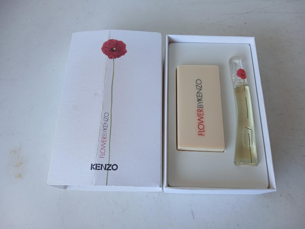 coffret Kenzo Flower : zeep 75 gram en eau de parfum 4 ml., Verzenden, Nieuw, Miniatuur, Gevuld