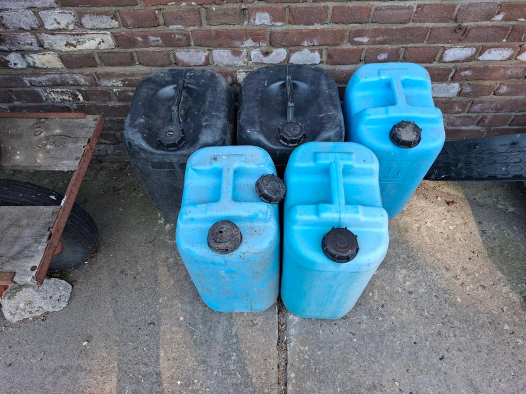 Jerrycans voor water, Ophalen, Gebruikt
