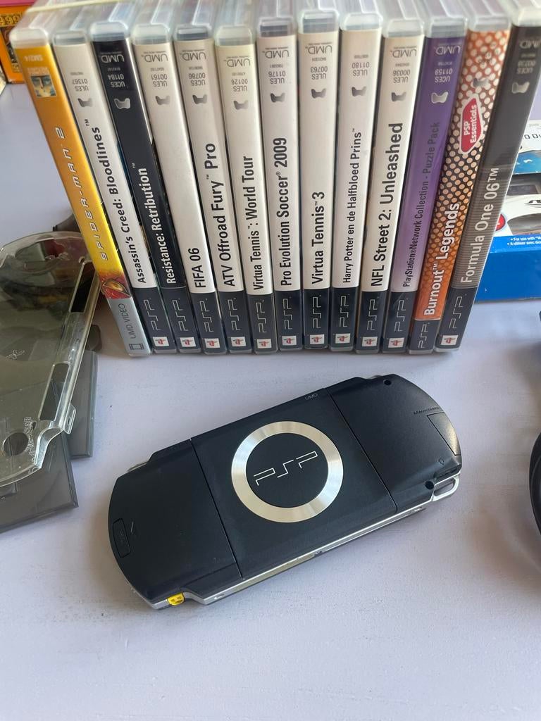 PSP met 12 spellen, 1 film en accessoires, Zwart, Ophalen of Verzenden, Zo goed als nieuw, PSP