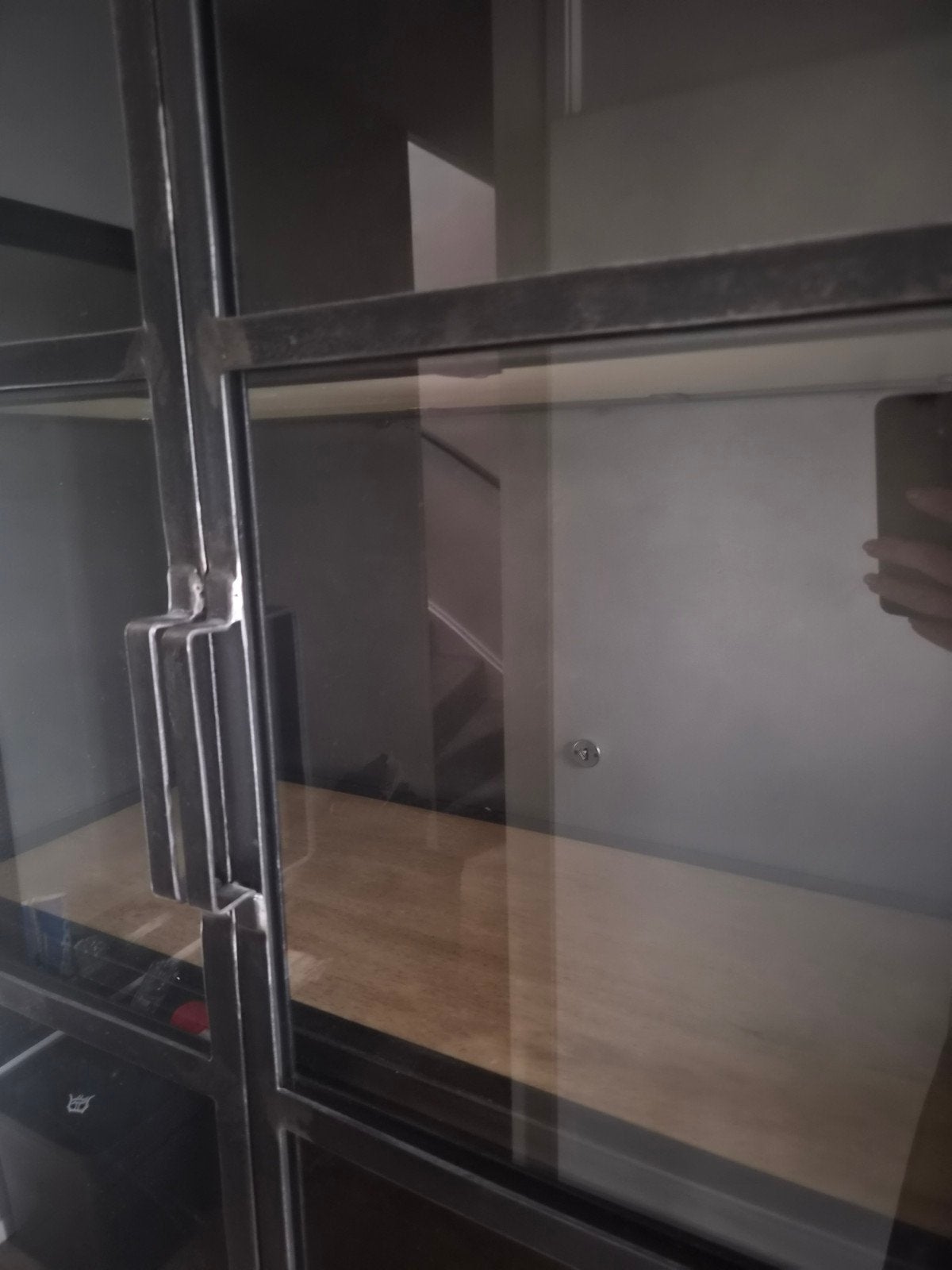 Foto 5 van Zwart metalen vitrinekast met  hout