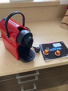 Koffie apparaat, Nespresso dus met cups., Witgoed en Apparatuur, Koffiezetapparaten, Ophalen, Gebruikt, Koffiemachine, 4 tot 10 kopjes