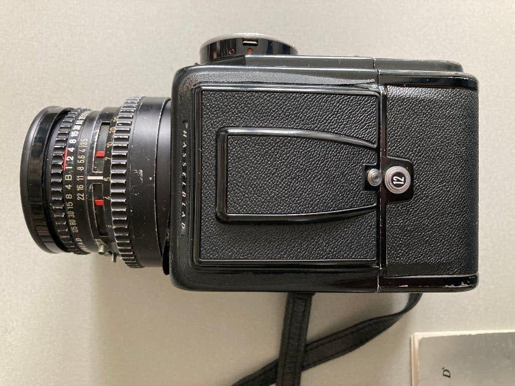 Hasselblad 500c/m camera met 100mm Carl Zeiss lens, Audio, Tv en Foto, Fotocamera's Analoog, Ophalen, Gebruikt, Spiegelreflex