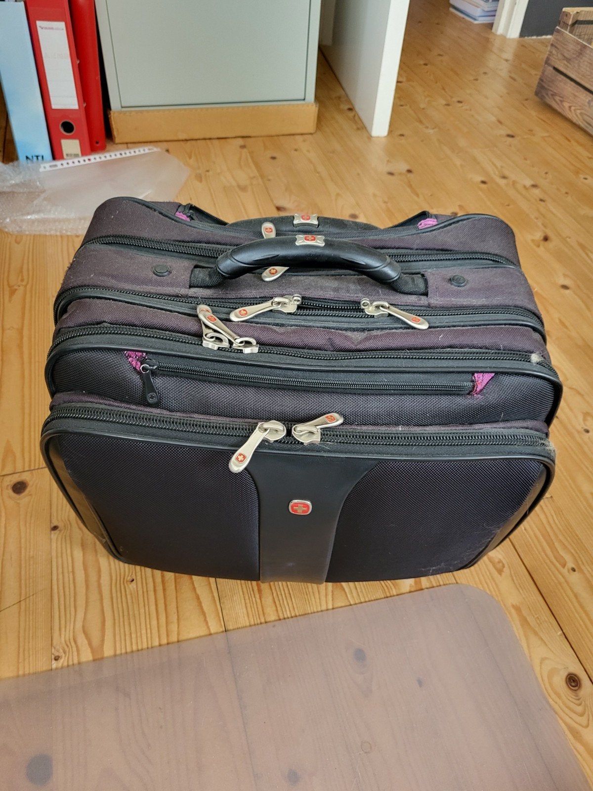 Wenger trolley met 4 vakken, Ophalen, Gebruikt, Wieltjes