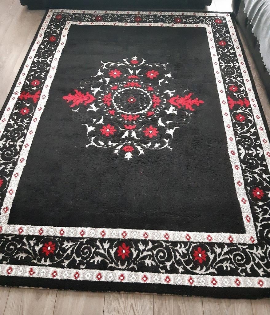 Prachtig zwart tapijt met rood/wit patroon 160x230cm, 150 tot 200 cm, 200 cm of meer, Ophalen of Verzenden, Zo goed als nieuw
