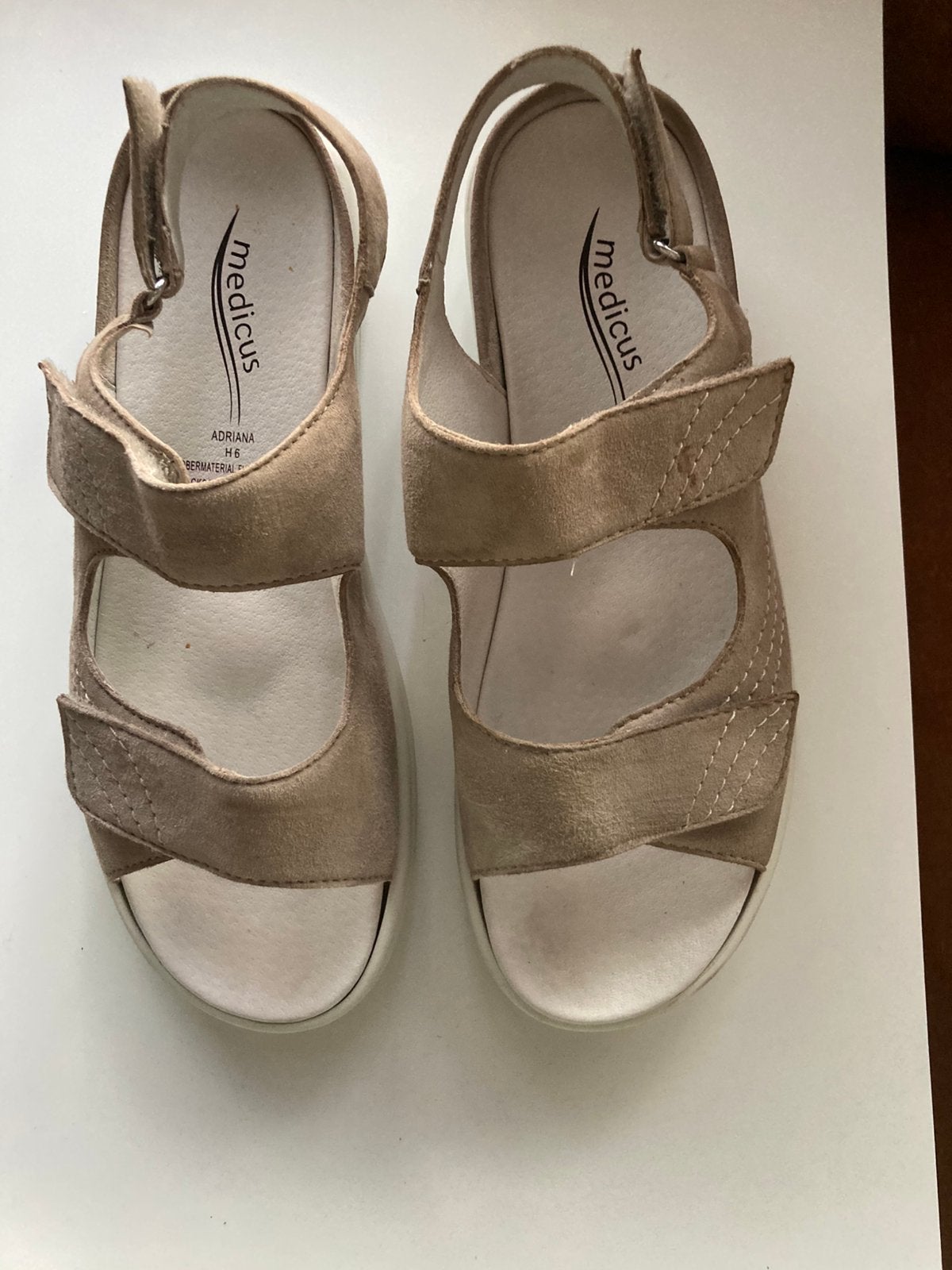 Comfortabele suède sandalen beige maat 6H (39) Medicus, Verzenden, Beige, Sandalen of Muiltjes, Zo goed als nieuw