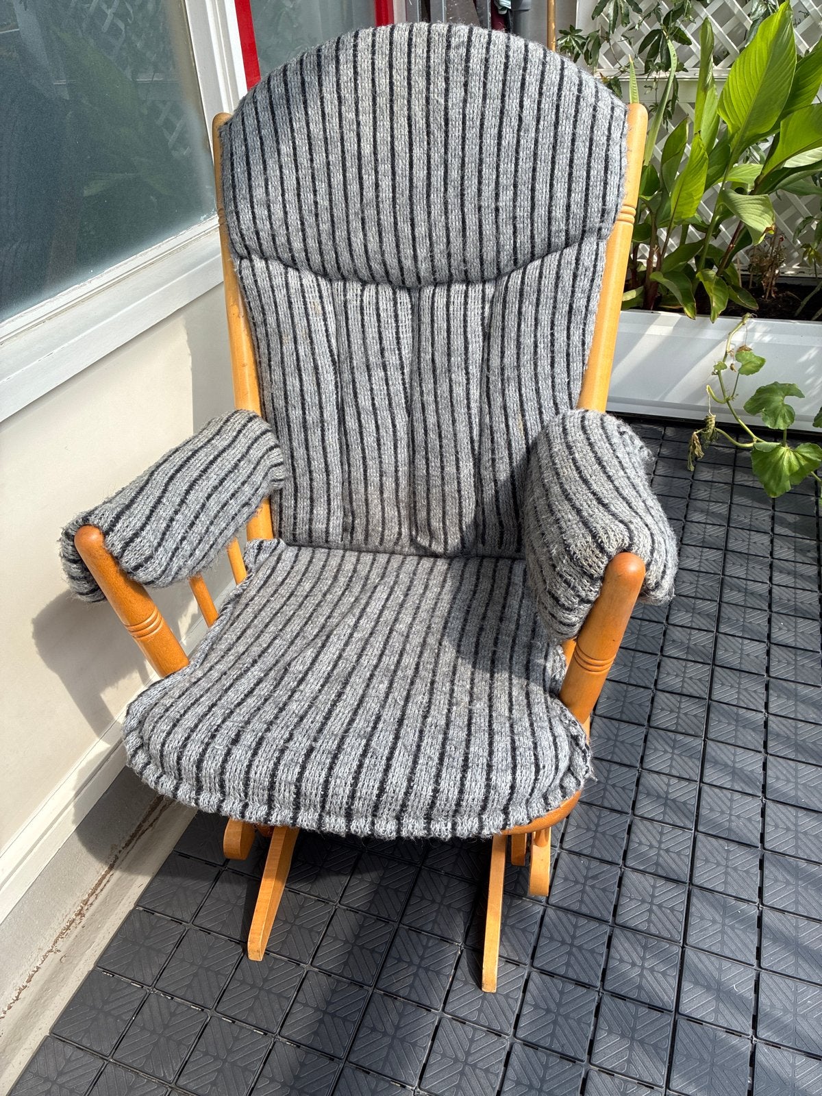 Dutailier Glider Motion schommelstoel met kussens, Huis en Inrichting, Stoelen, Ophalen, Gebruikt, Hout, Eén