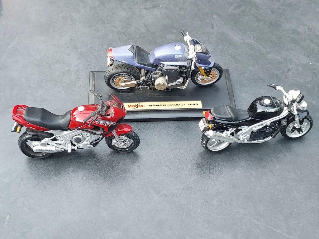 Maisto1:18  3 stuks:,
Triumph 955i,
Yamaha TDM ,Munch Mammut, Ophalen of Verzenden, Zo goed als nieuw, Motor