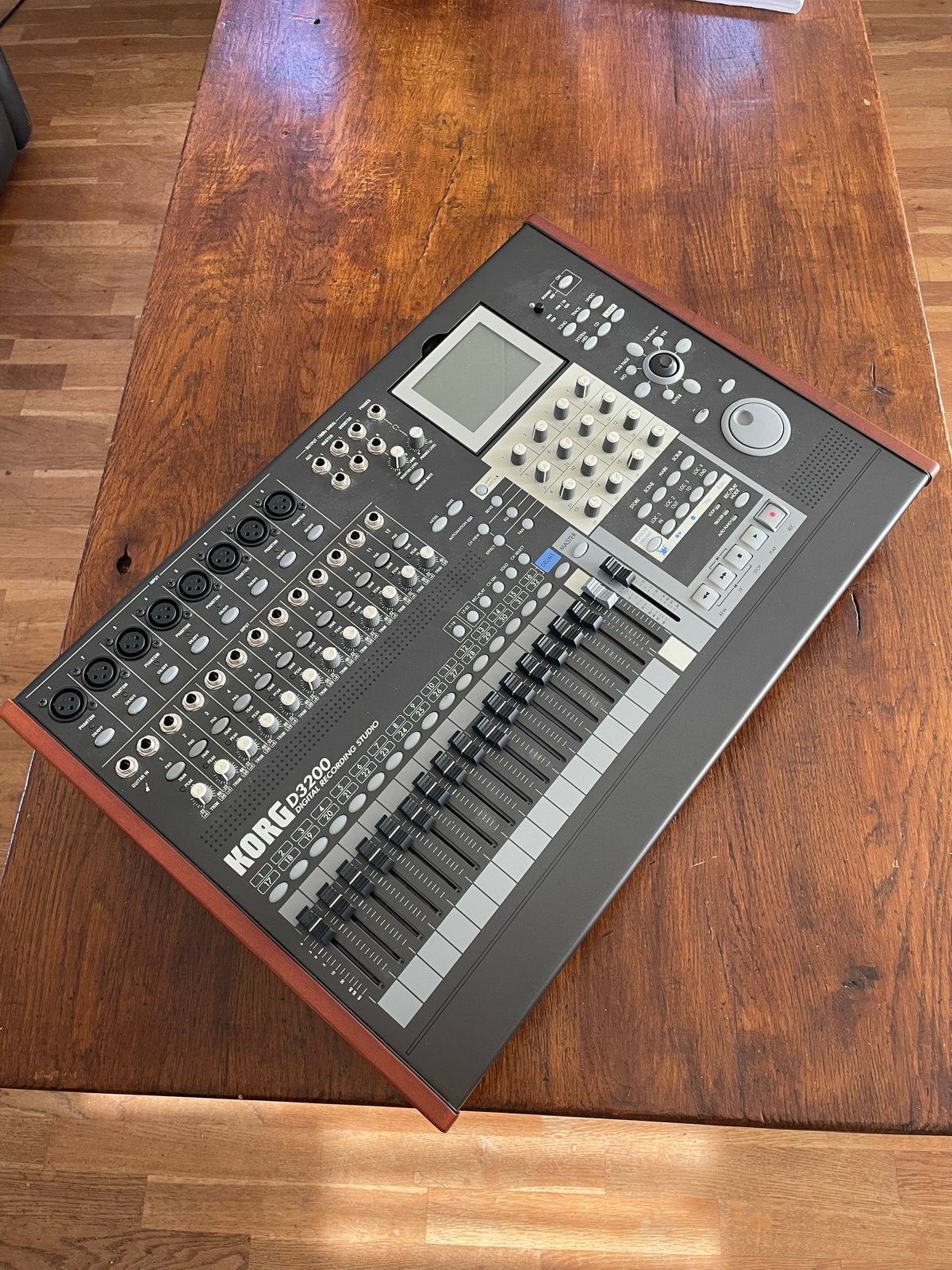 Korg D3200 Digital Recording Studio met Thon flightcase, Ophalen, Gebruikt, 20 kanalen of meer, Microfooningang