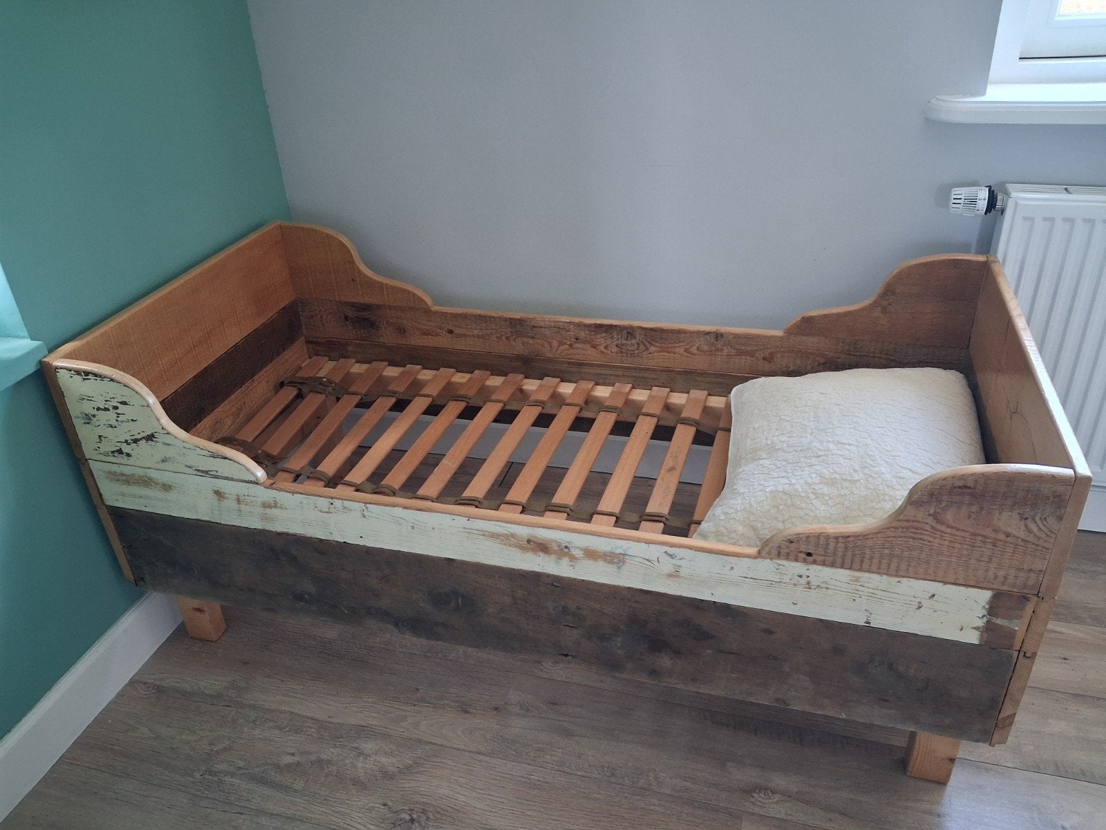 Uniek vintage peuterbed van nieuw hout, Kinderen en Baby's, Kinderkamer | Bedden, Gebruikt, 70 tot 85 cm, Lattenbodem, 140 tot 160 cm