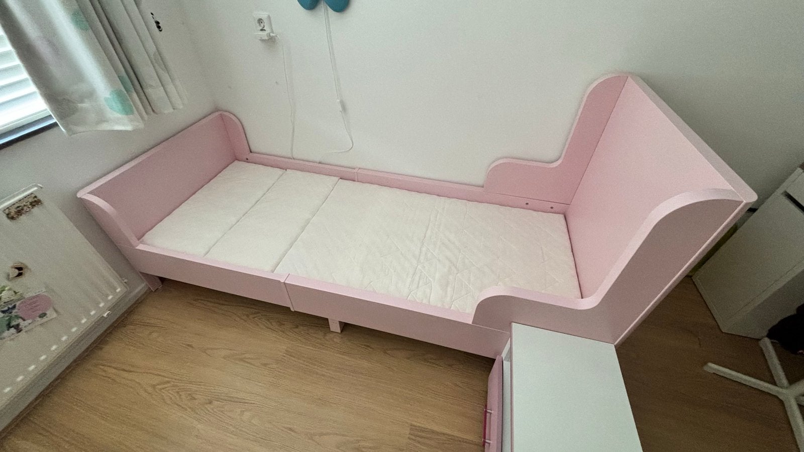 Ikea Busunge uitschuifbed roze (incl. nachtkastje), Ophalen, 85 tot 100 cm, Gebruikt, Lattenbodem