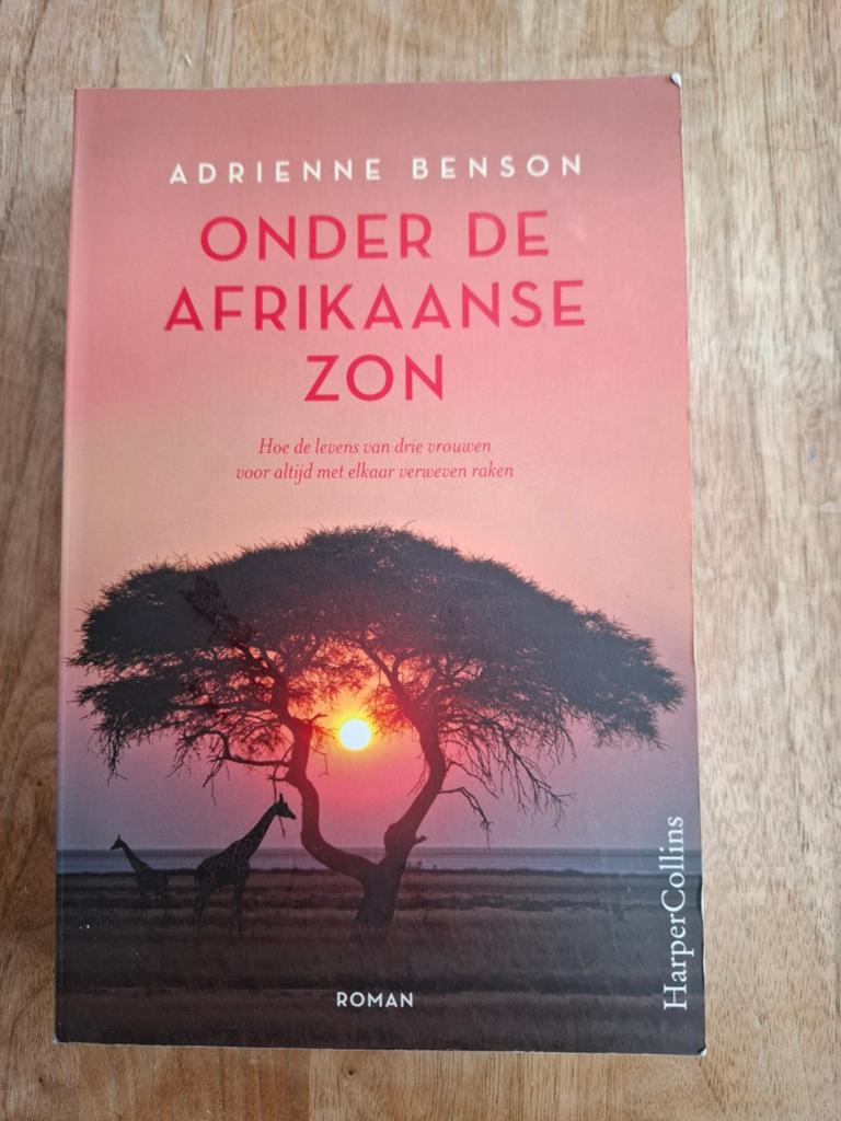 Adrienne Benson - Onder de Afrikaanse zon, Boeken, Ophalen of Verzenden, Zo goed als nieuw, Adrienne Benson