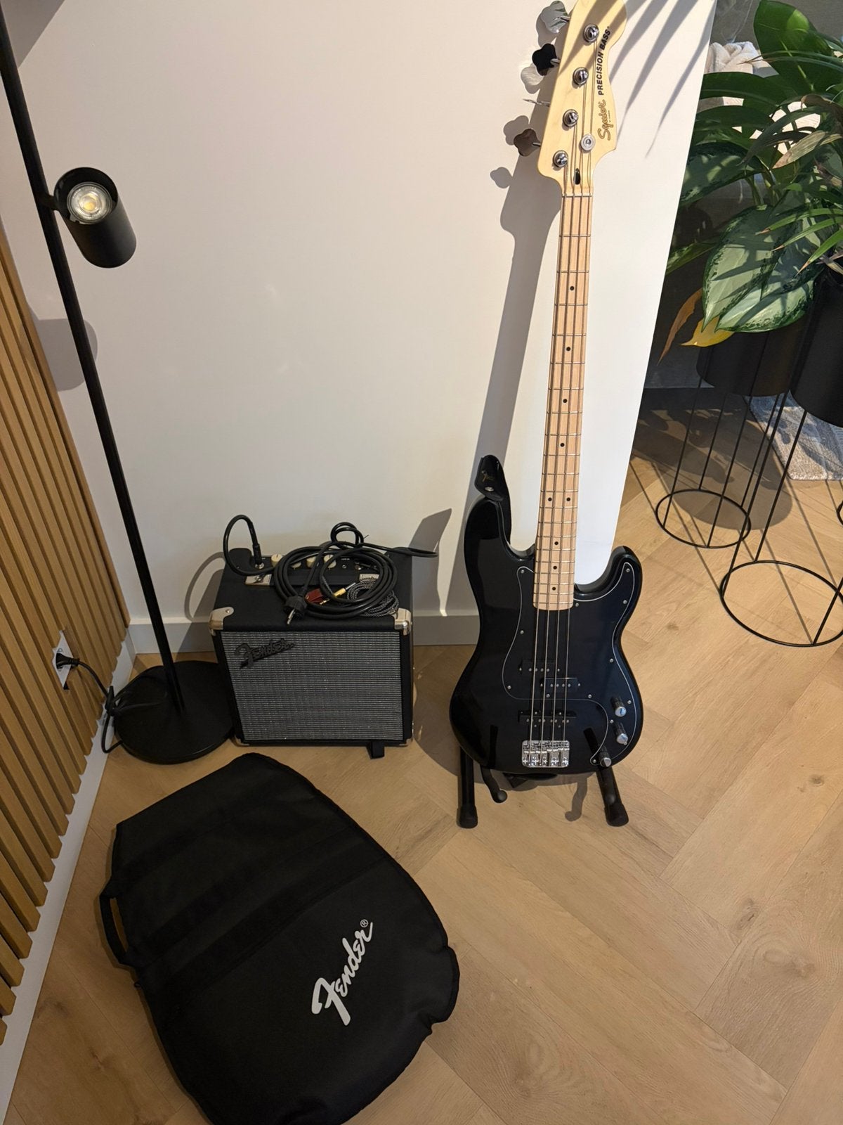Squier Precision Bass + amp, full set, Muziek en Instrumenten, Ophalen of Verzenden, Zo goed als nieuw