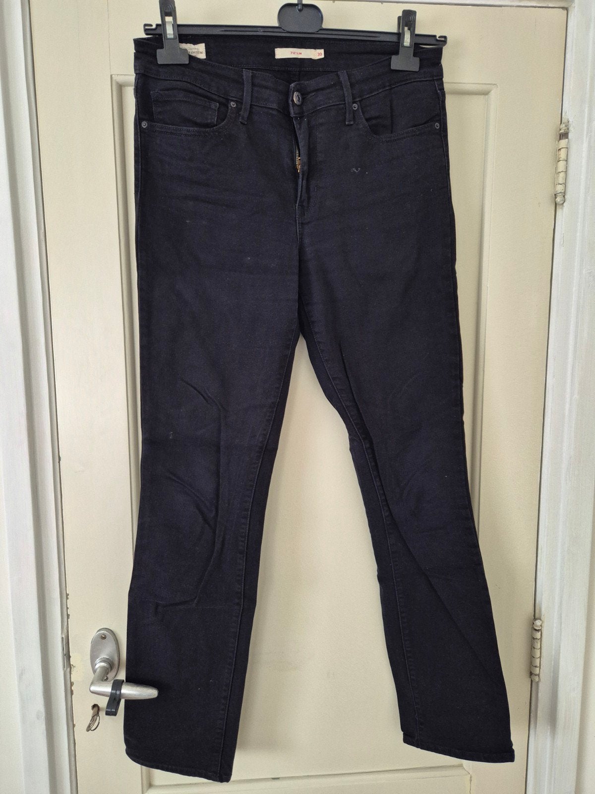 zwarte levi's 712 maat 30-32, Kleding | Dames, Spijkerbroeken en Jeans, Zwart, Ophalen of Verzenden, Zo goed als nieuw, W30 - W32 (confectie 38/40)