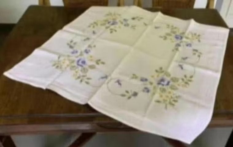 Roze handgeborduurd dekservet tafelkleed tafellaken bloemen, Ophalen of Verzenden, Zo goed als nieuw, Rechthoek