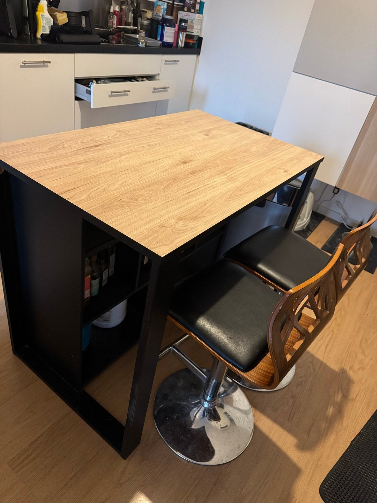 Moderne Bartafel met Opbergruimte en Twee Barkrukken, Ophalen, Gebruikt, 100 tot 150 cm, Tot twee personen