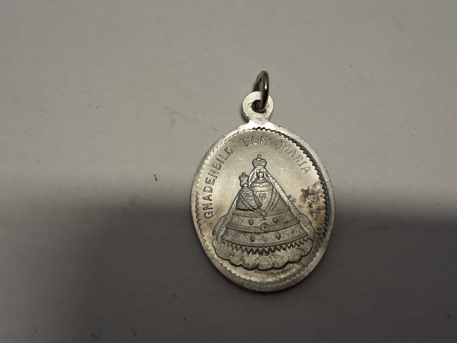 Antieke aluminium medaillon Heilige Maagd Maria Mariazell, Ophalen of Verzenden