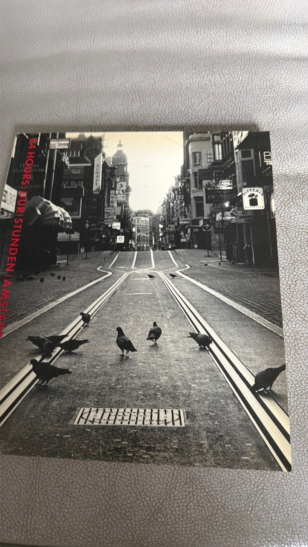 Fotoboek: 24 uur Amsterdam - Zwart-wit fotografie, Ophalen of Verzenden, Zo goed als nieuw, Fotografie algemeen