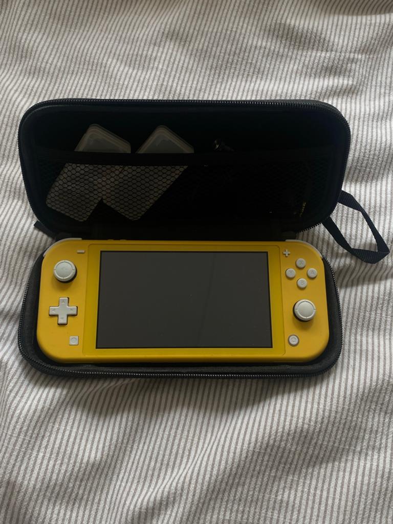 Nintendo Switch Lite Geel - Compleet met doos en oplader, Spelcomputers en Games, Spelcomputers | Nintendo Switch Lite, Ophalen of Verzenden