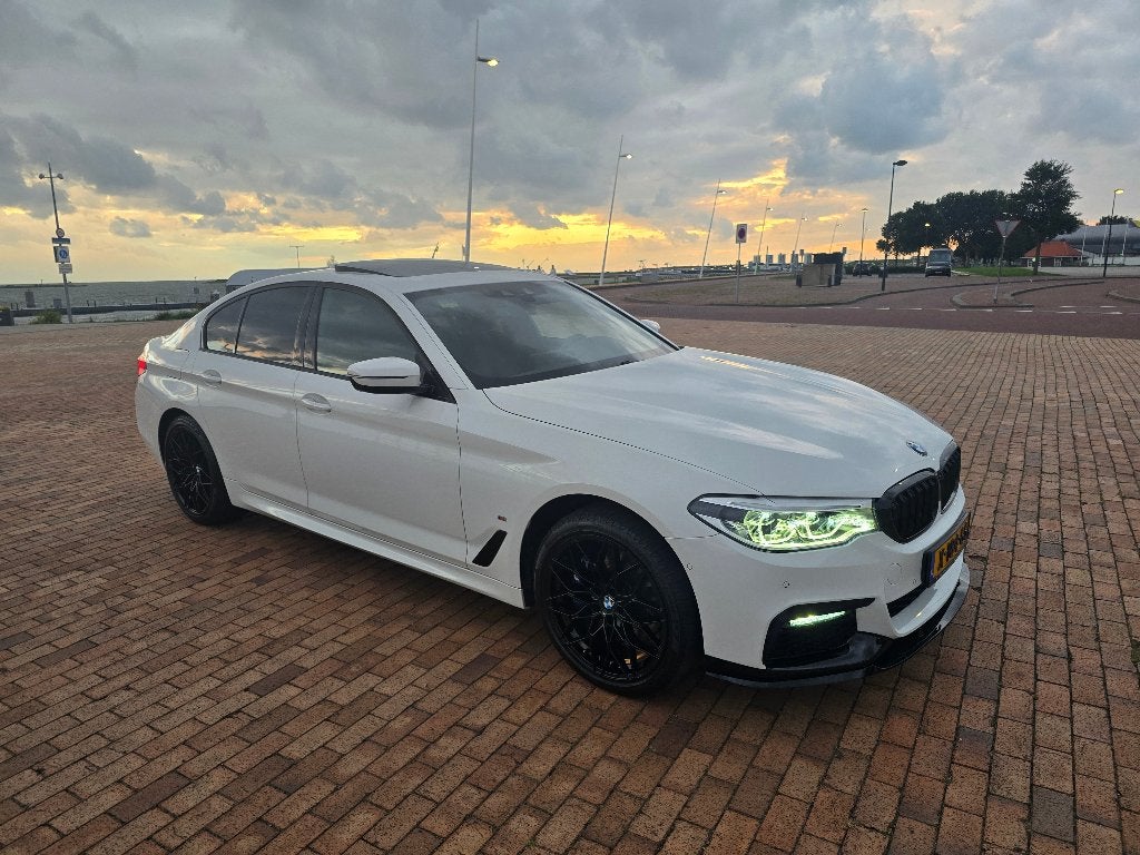 BMW 5-Serie 530e  Aut. 2019 Wit 3xM pakket 530E IPERFORMANCE, 1998 cc, Achterwielaandrijving, Zwart, Alcantara