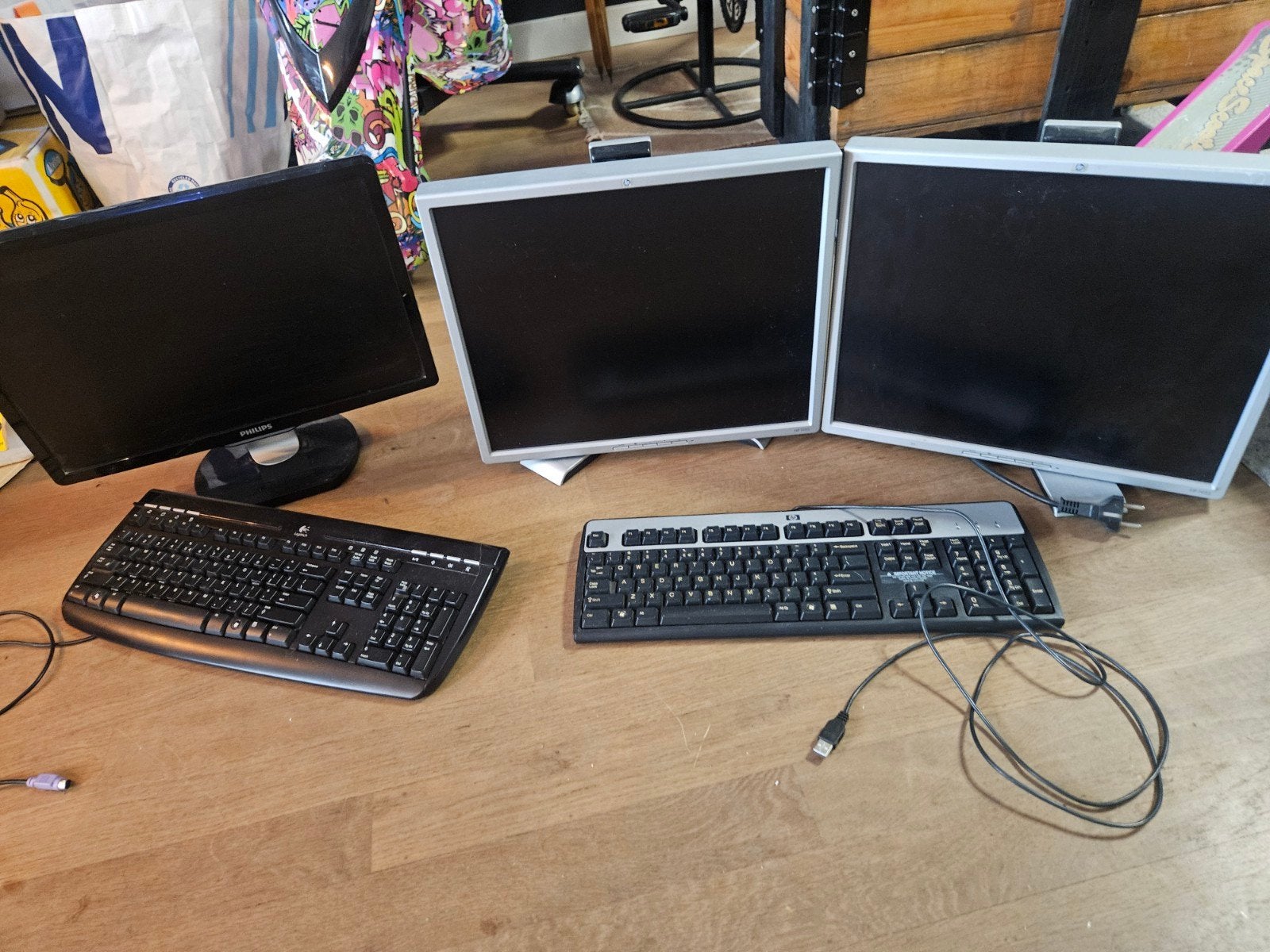 3x Monitoren (Philips & HP) + 2x Toetsenborden (Logitech, Ophalen, Gebruikt, VGA, Philips, HP, Logitech